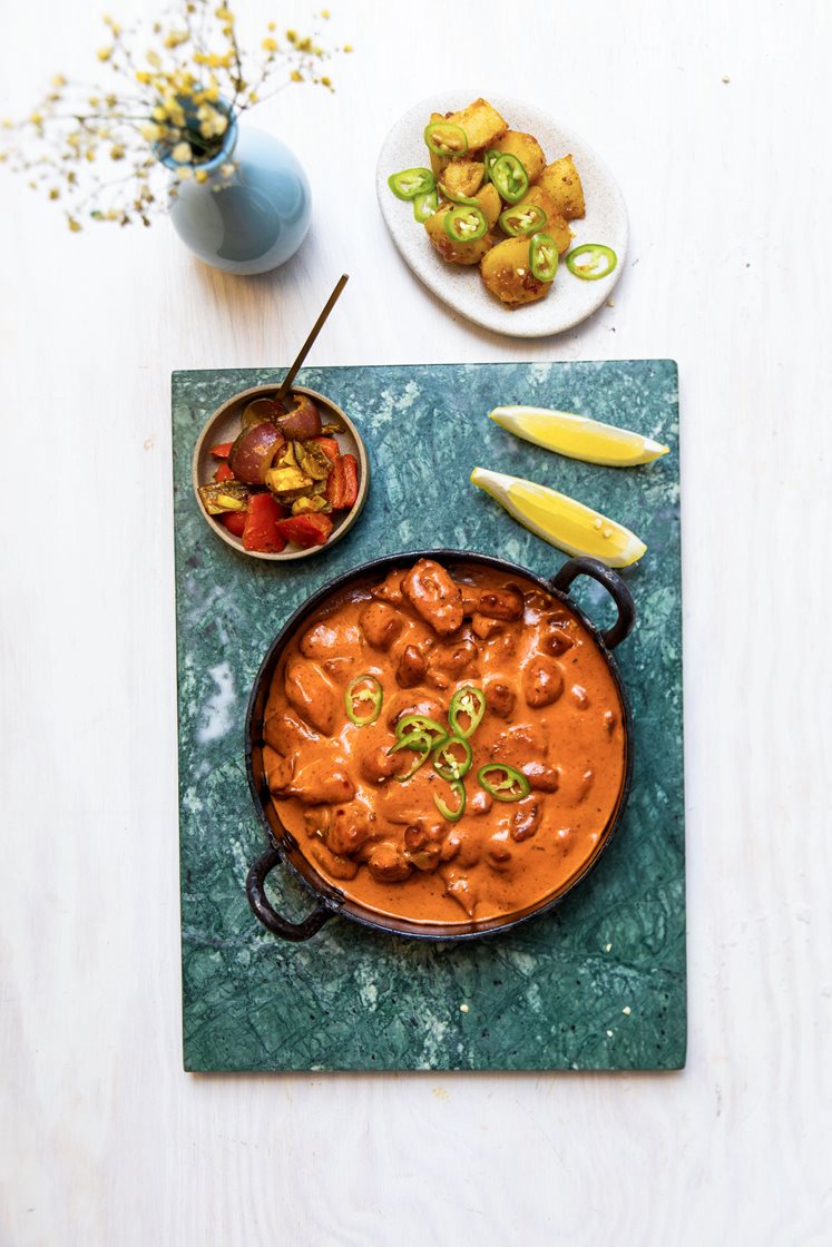 Butter chicken med masalapoteter og mangochutney 