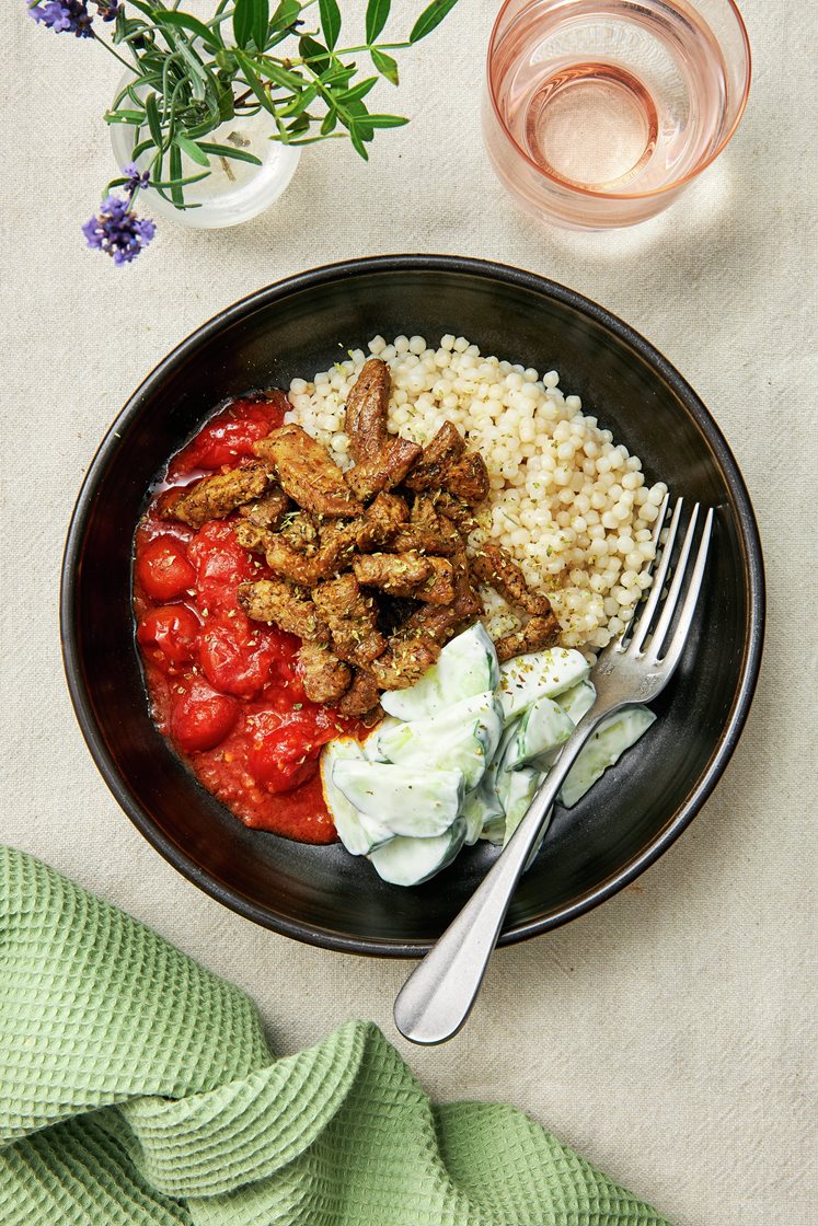 Kebabkryddad fläskkarré med tomatsås, krämig gurksallad och pärlcouscous