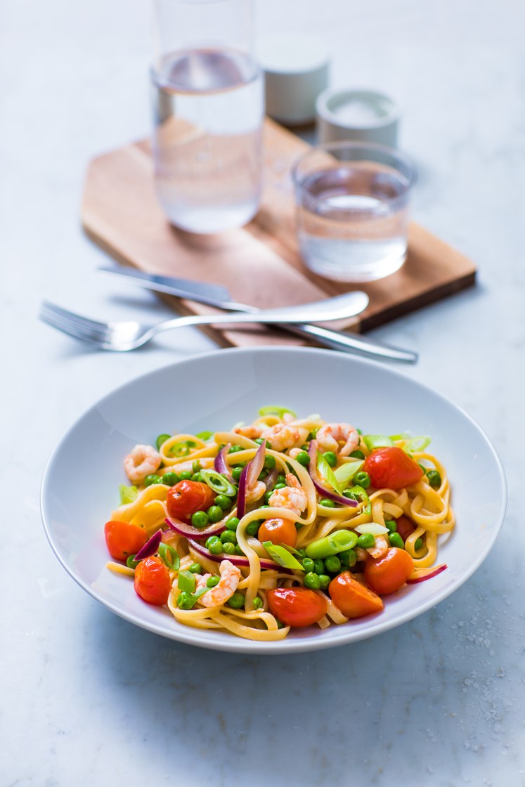 Linguini med hummersaus, reker, cherrytomater og vårløk