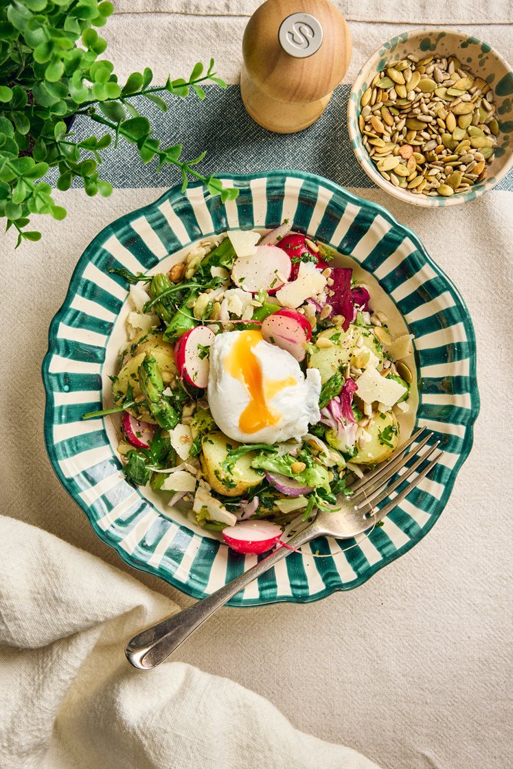 Vårig potatissallad med örtdressing, sparris, rädisor och pocherat ägg