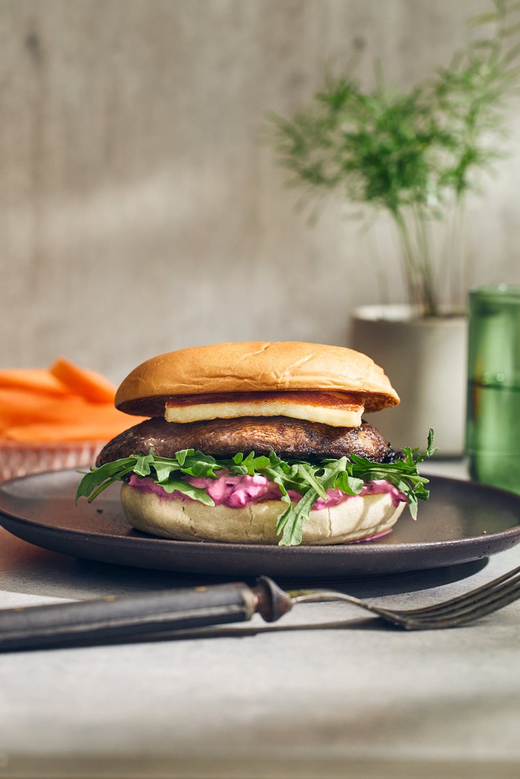 Portabelloburgare med pannoumi och rödbetstzaziki