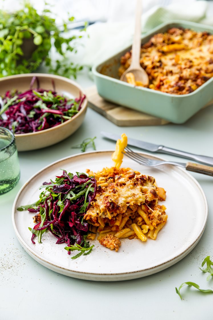 Pasta al forno med salsicciadeig og frisk salat