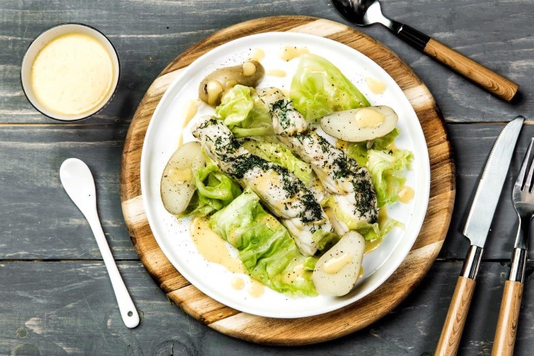 Bakt steinbit med sommerkål, poteter og hollandaise