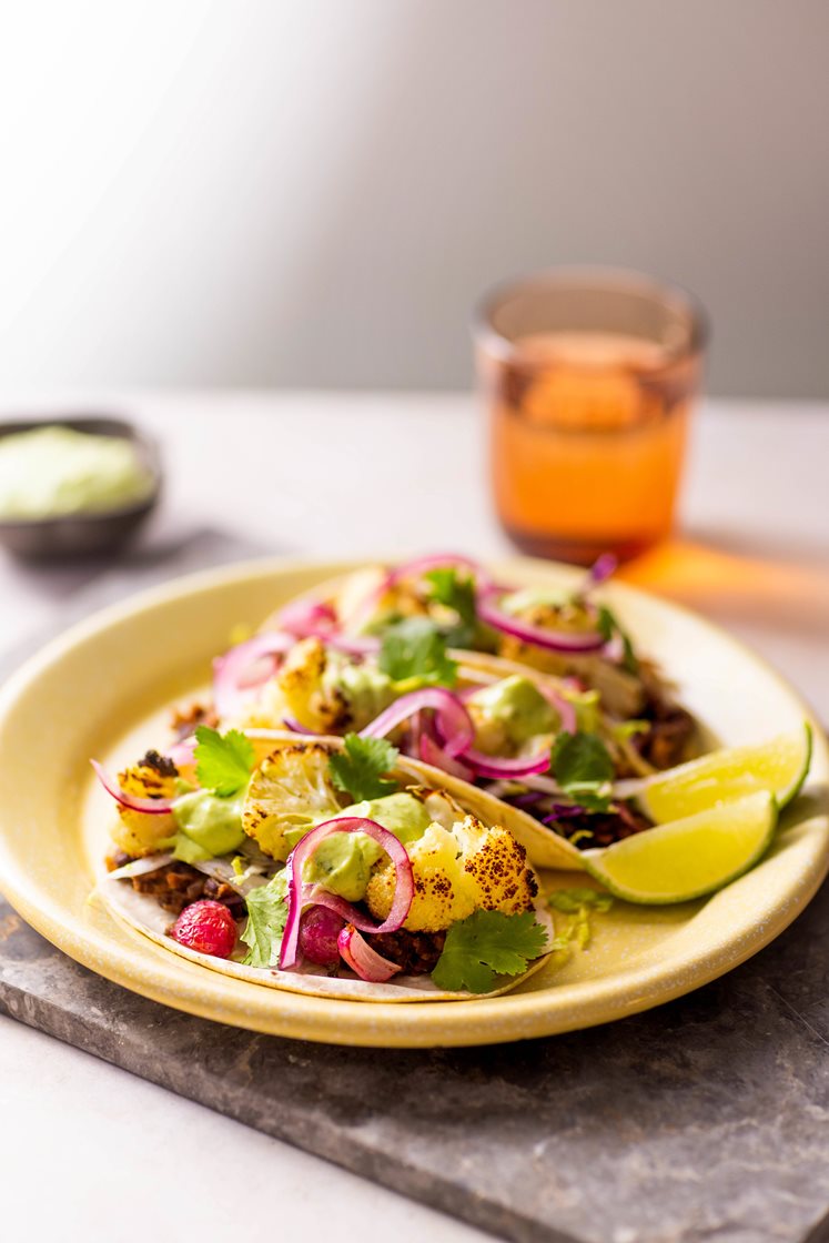 Blomkåltaco med refried beans og avokadodressing