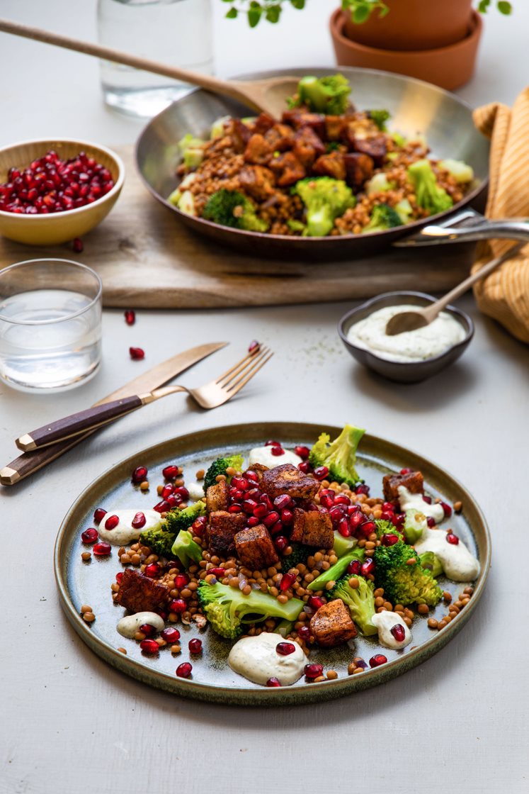 Brokkoli- og halloumisalat med couscous, granateple og yoghurtdipp