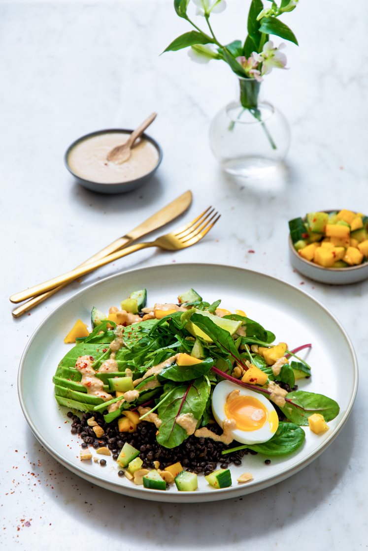 Linsesalat med avokado og mangosalsa, toppet med egg og mango- og currydressing