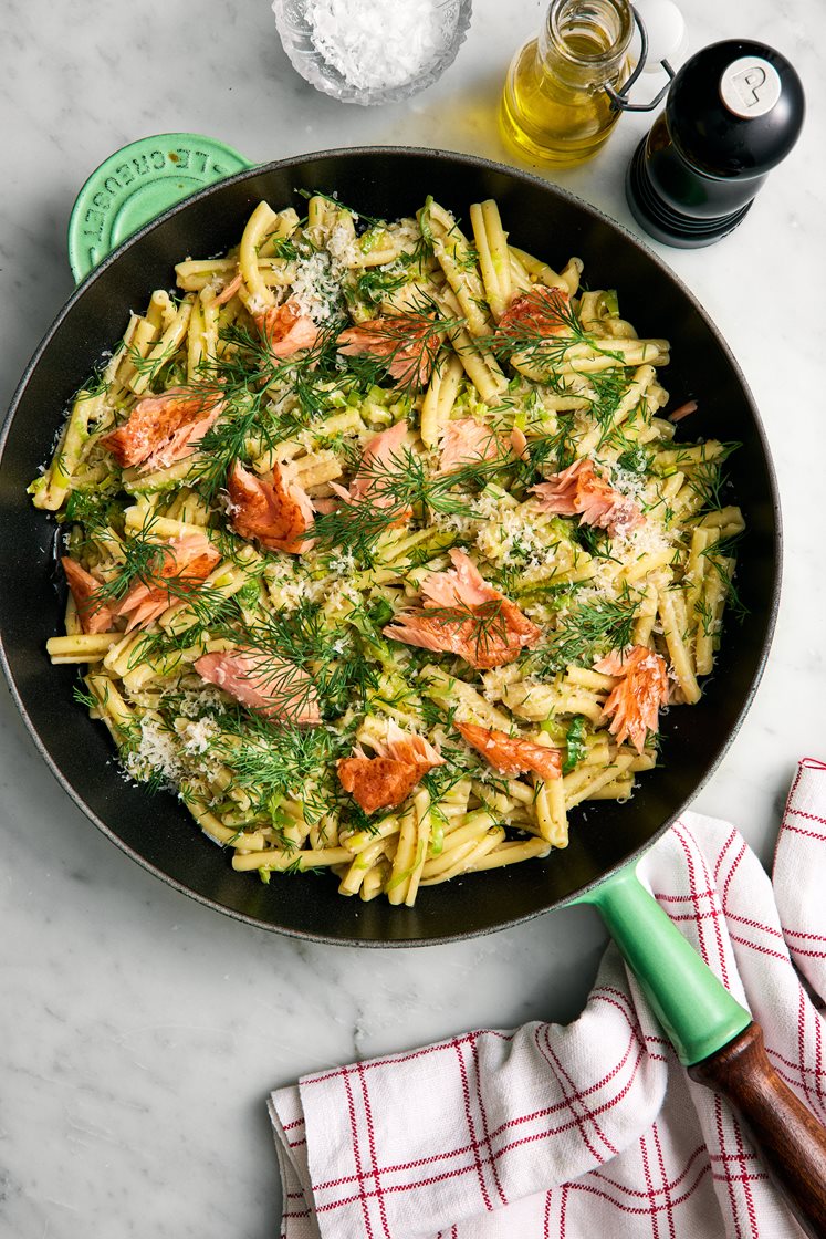 Casarecce med varmrökt lax, dill och purjolök