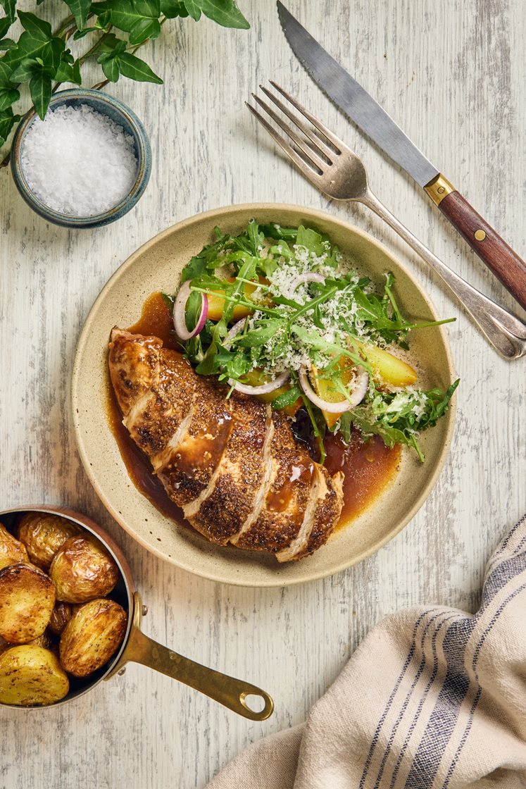 Peberstegt kylling med bolsjebedesalat, ovnsbagte kartofler og eddikesky