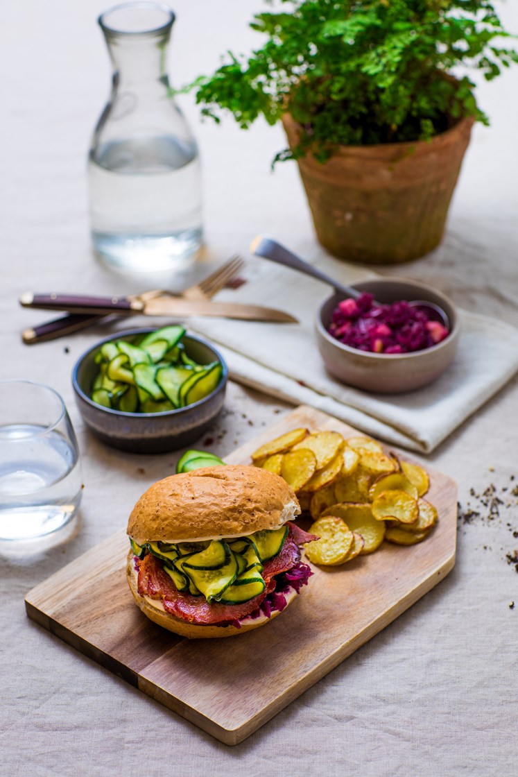 «Flæskesteg»-burger med lun rødkål, syltet agurk og aioli