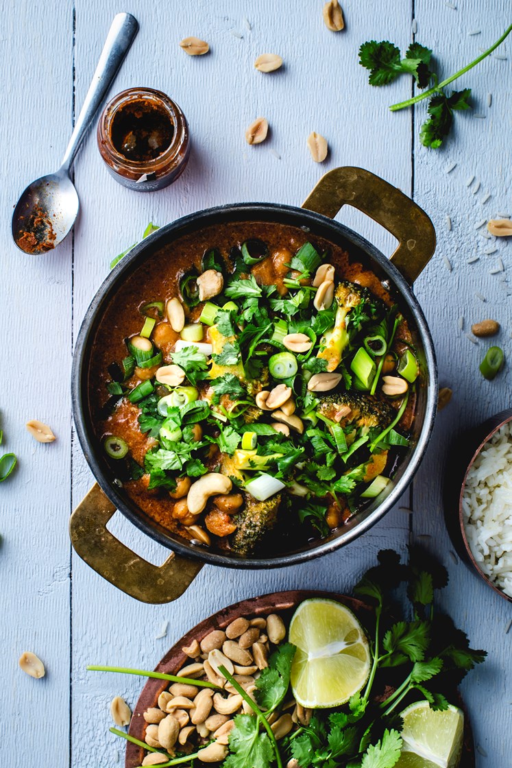 Chana Masala med nøtter, fullkornsris og lime