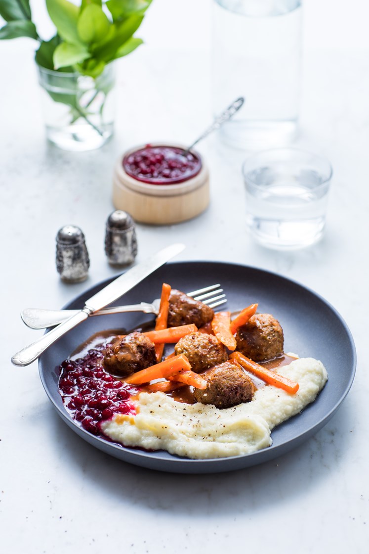 Kjøttboller med potetmos, bakte gulrøtter, rørte tyttebær og brun saus