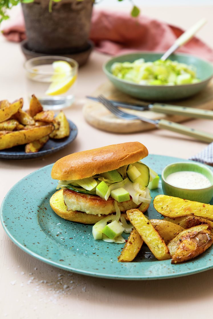 Lofotburger i briochebrød med frisk agurk- og fennikelsalat, urtedressing og potetkløfter