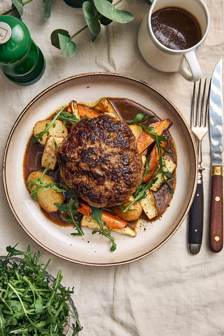 Pannbiff med sötsyrlig rostad vitlökssky, rotfrukter och ruccola