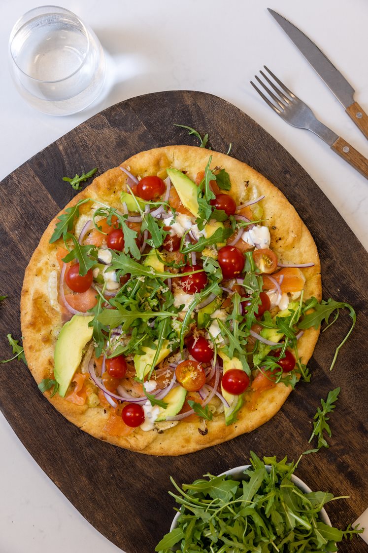 Pizza med røget laks, avocado og fennikel 