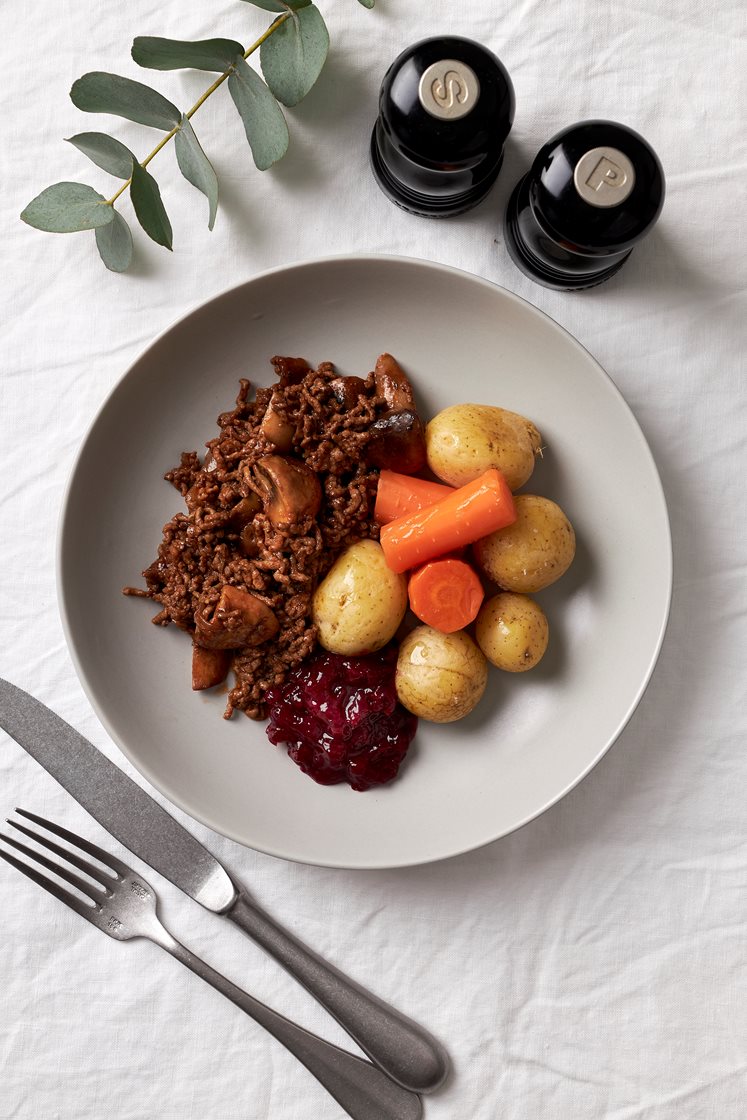Nötfärspanna med svamp, potatis och lingon