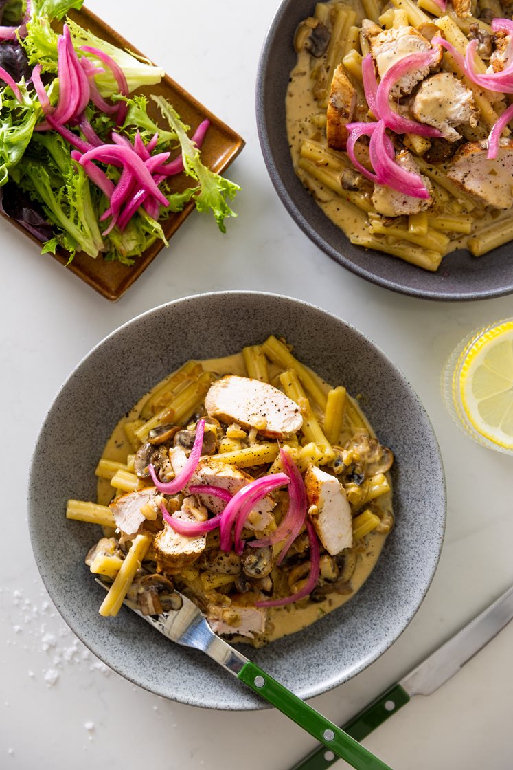 Kyllingefilet og cremet svampepasta med salat og syltede rødløg