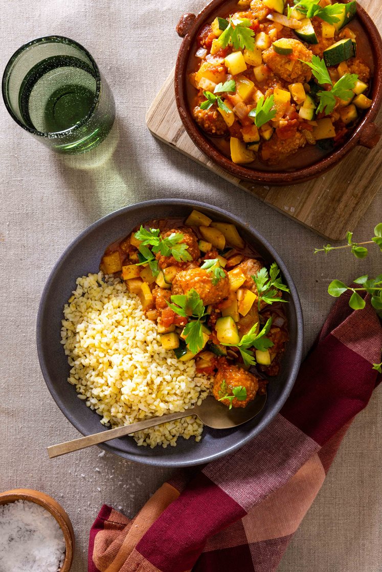 Kjøttbollegryte med krydret tomatsaus og fullkornsbulgur