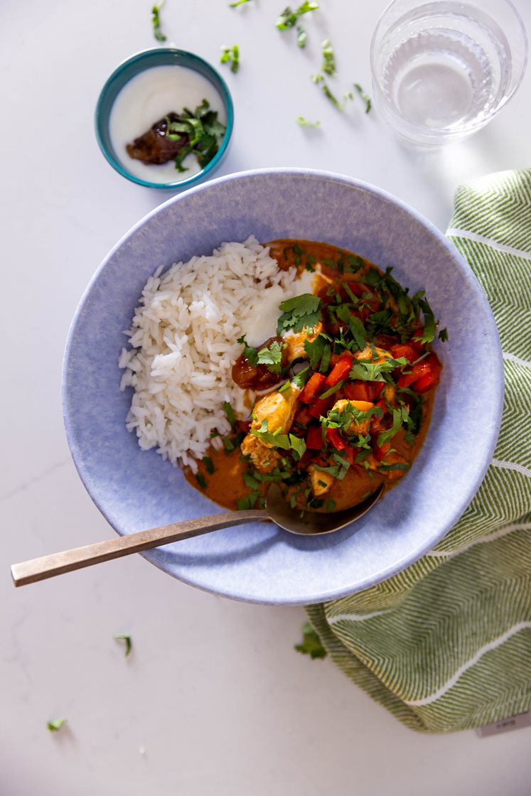 Nem butter chicken med peberfrugt, koriander og ris