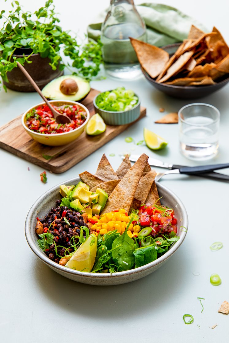 Veggietaco med hjemmelaget tomatsalsa og srirachadressing