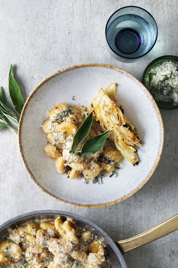 Gnocchi med salvia, ugnsrostad spetskål, hasselnötter och parmesan