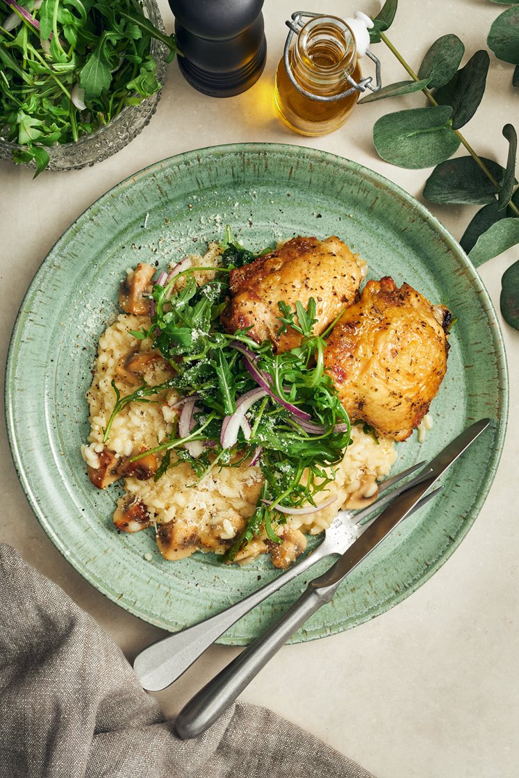 Salviarostade kycklinglår med svamprisotto, parmesan och ruccola