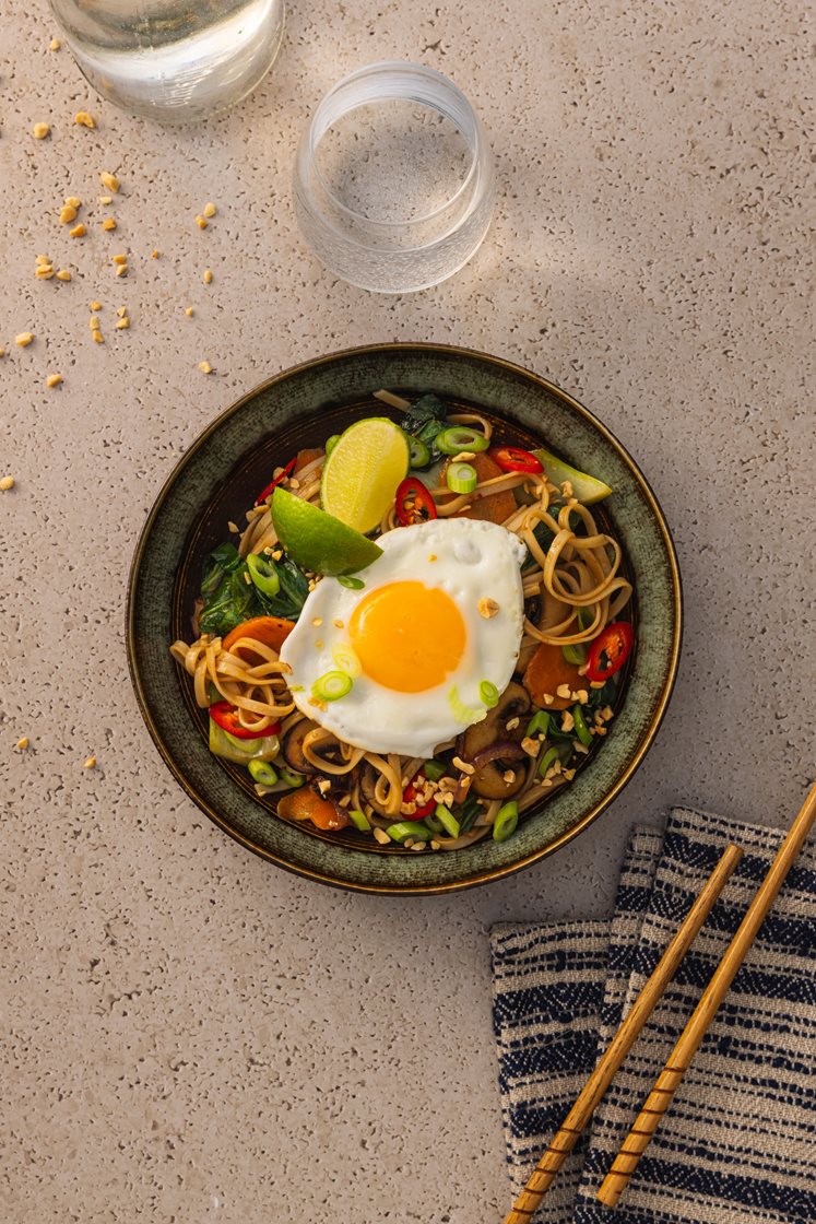 Grønnsakswok med aromasopp, stekt egg, vårløk og peanøtter