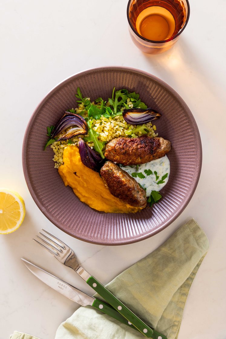 Hjemmelagde kebaber med bakt gresskarkrem og bulgur, servert med sitron- og persilleyoghurt 