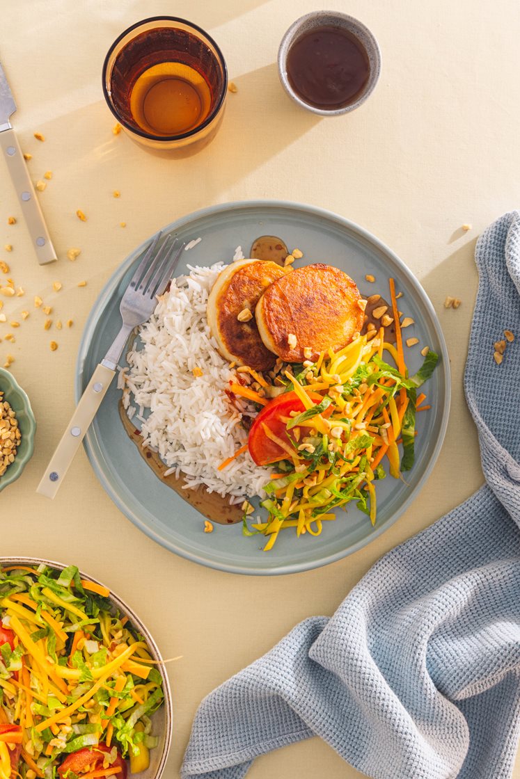 Fiskekaker med mangosalat, jasminris og sweet chilisaus