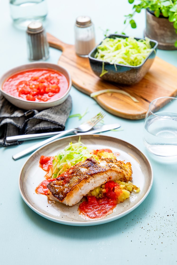 Pannestekt skrei med knuste poteter, purreløk og tomatsjy