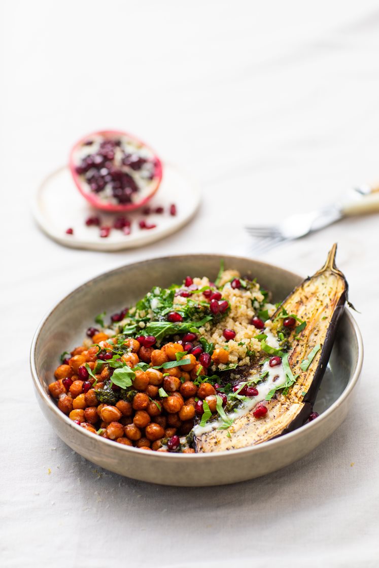 Quinoabowl med sprø kikerter, ovnsbakt aubergine, granateple og tahinidressing