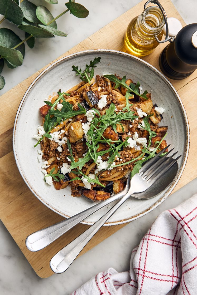 Pasta alla Bolognese med lättpanerad aubergine, fetaost och ruccola