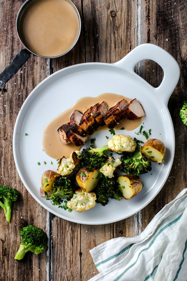 Ytrefilet av svin med fløtesaus og ovnsbakte poteter, brokkoli og paprika