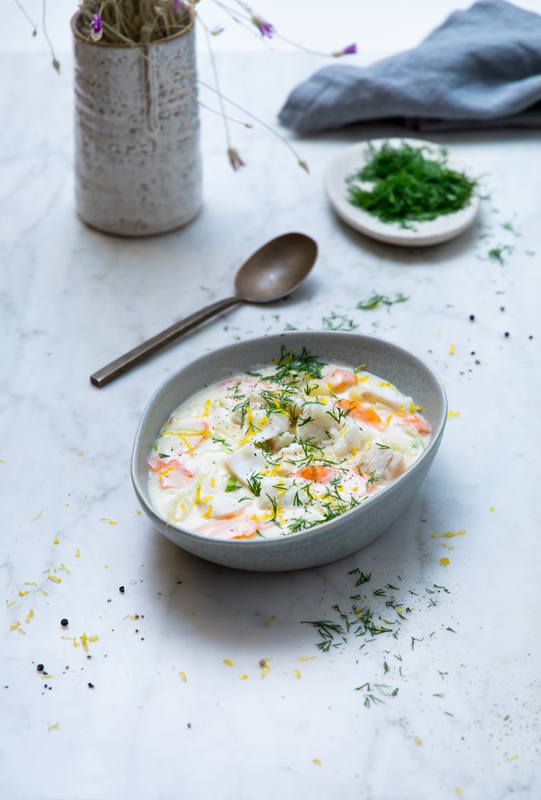 Klassisk fiskesuppe med gulrot, potet, purreløk, dill og sitron