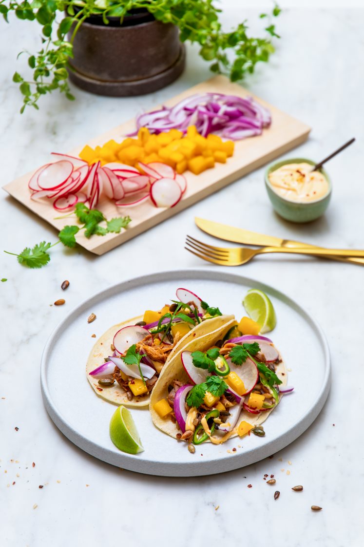 Meksikanske street food-tacos med pulled pork og friske grønnsaker, servert med chilimajones og lime