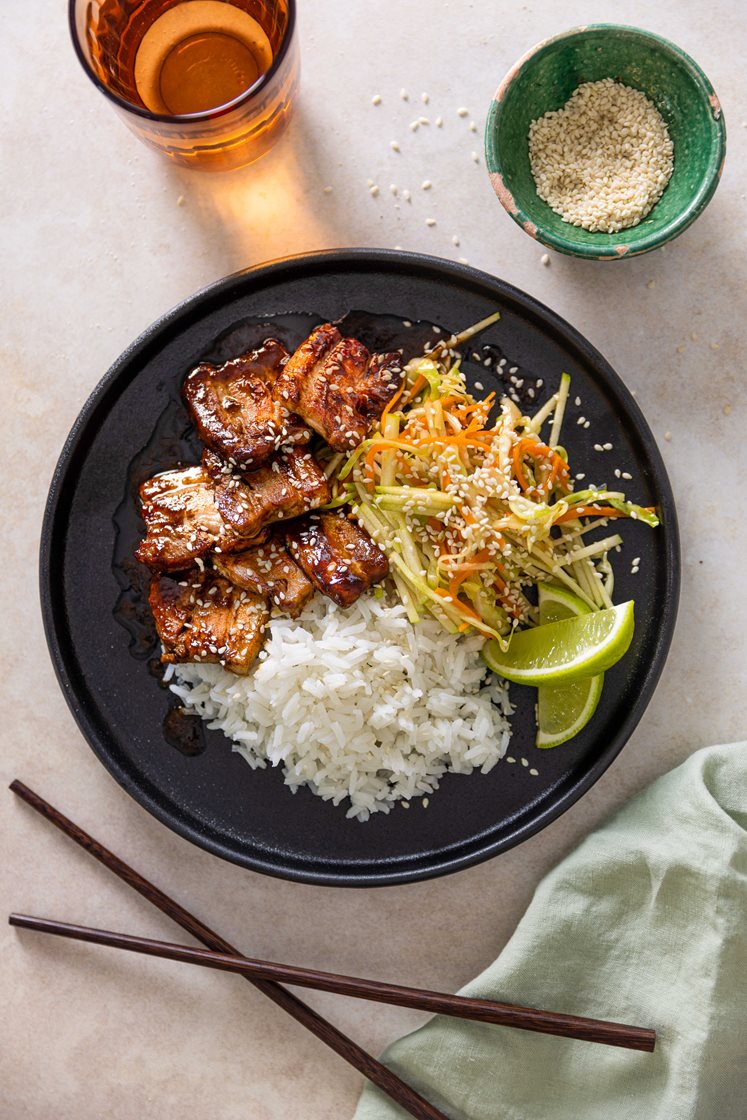 Hoisinglasert svineconfit med syrlig kålsalat med lime og ingefær, servert med jasminris