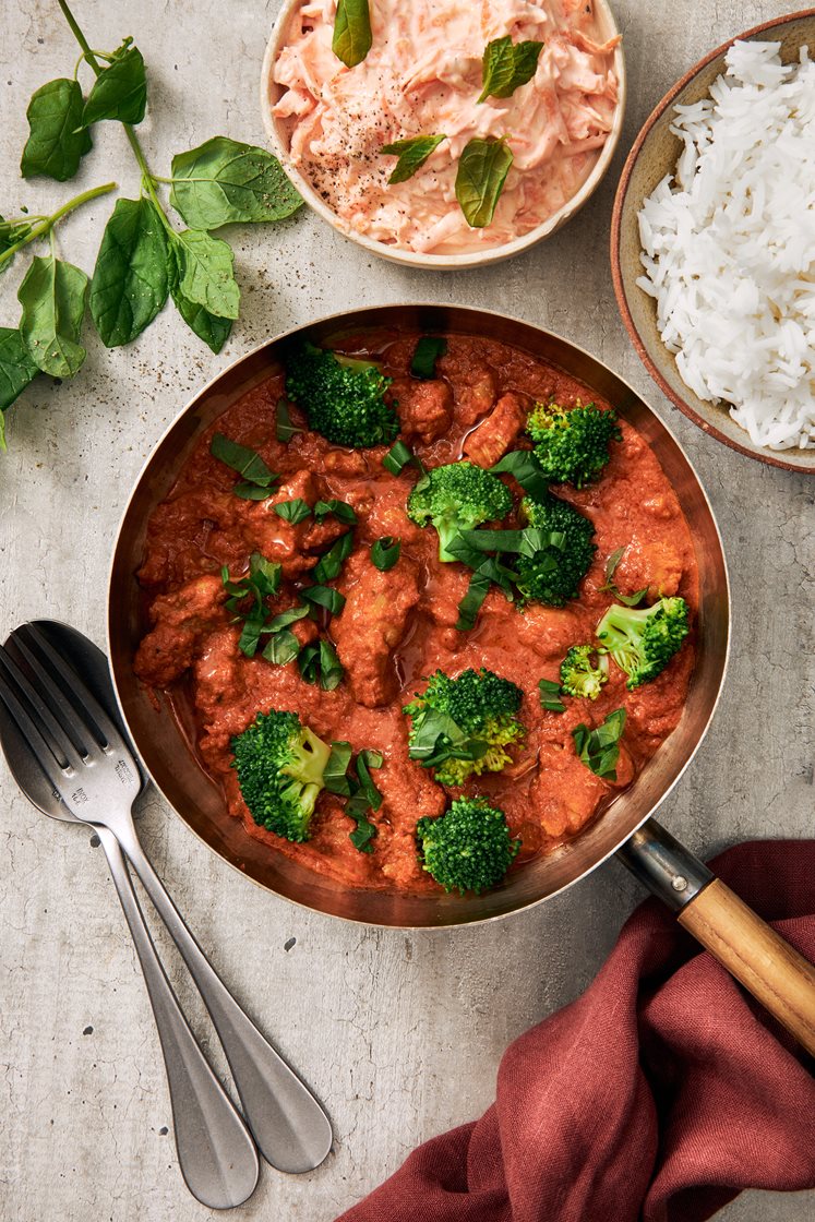 Mild indisk tandoorikyckling med morotsraita och mynta