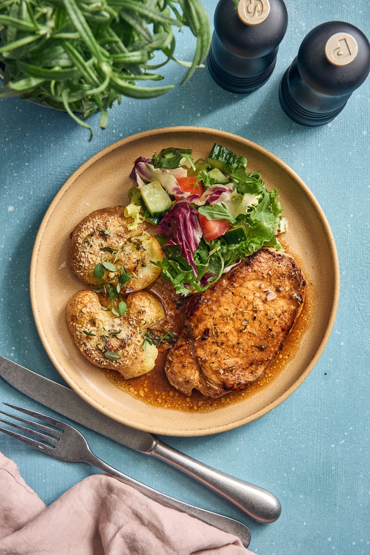 Stekt fläskkotlett i skysås med parmesan- och timjanrostad potatis