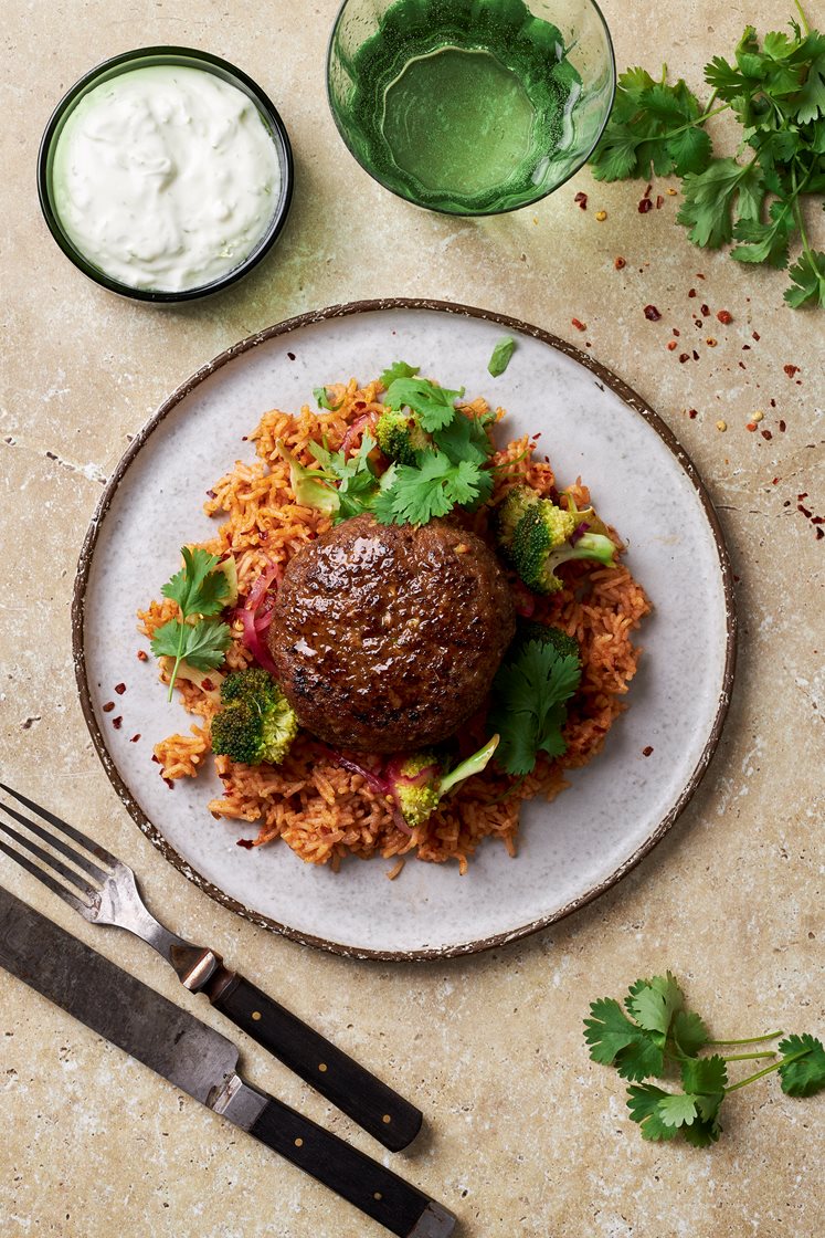 Mexikansk nötfärsbiff med kryddris, chilistekt broccoli och limeyoghurt