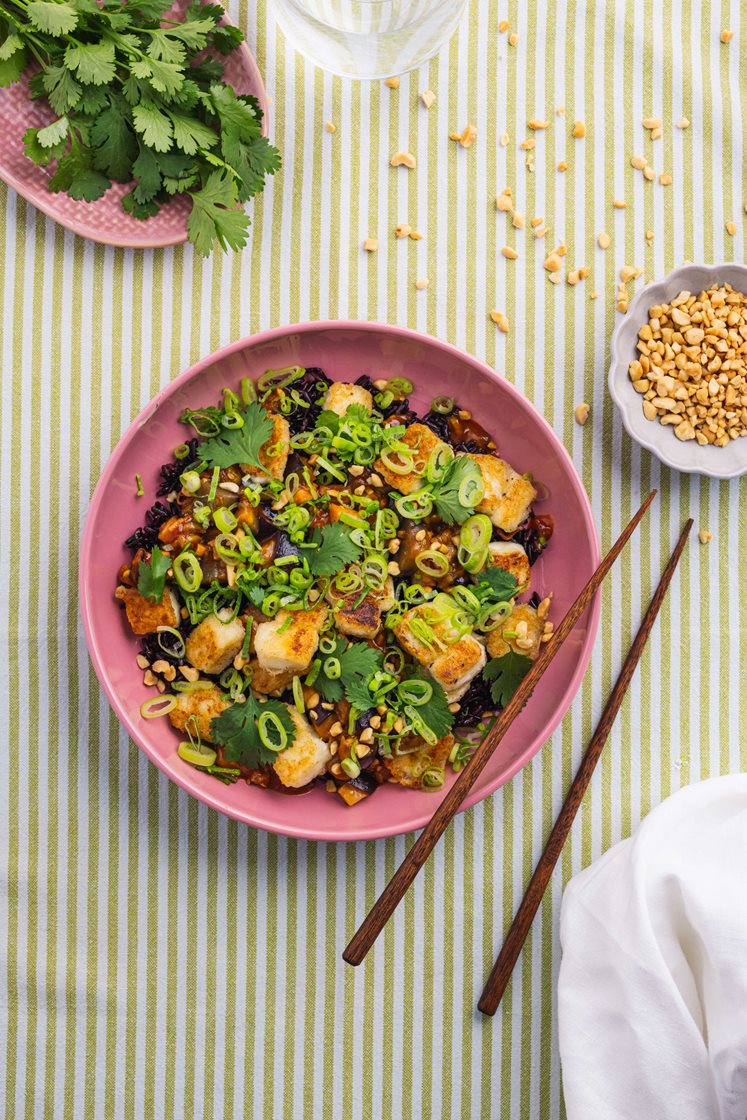 Ristet tofu med gochujang auberginer og sorte ris