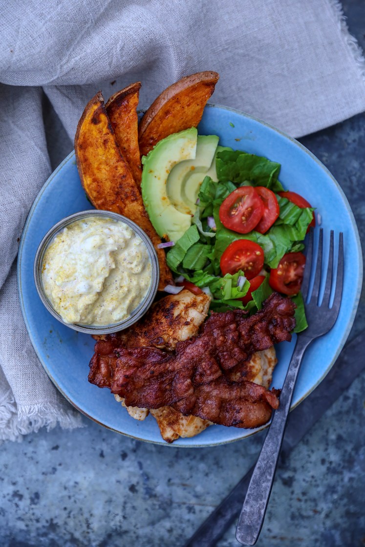 Kyllingsalat med bacon, avokado og cherrytomater servert med ananasdressing og søtpotetbrød