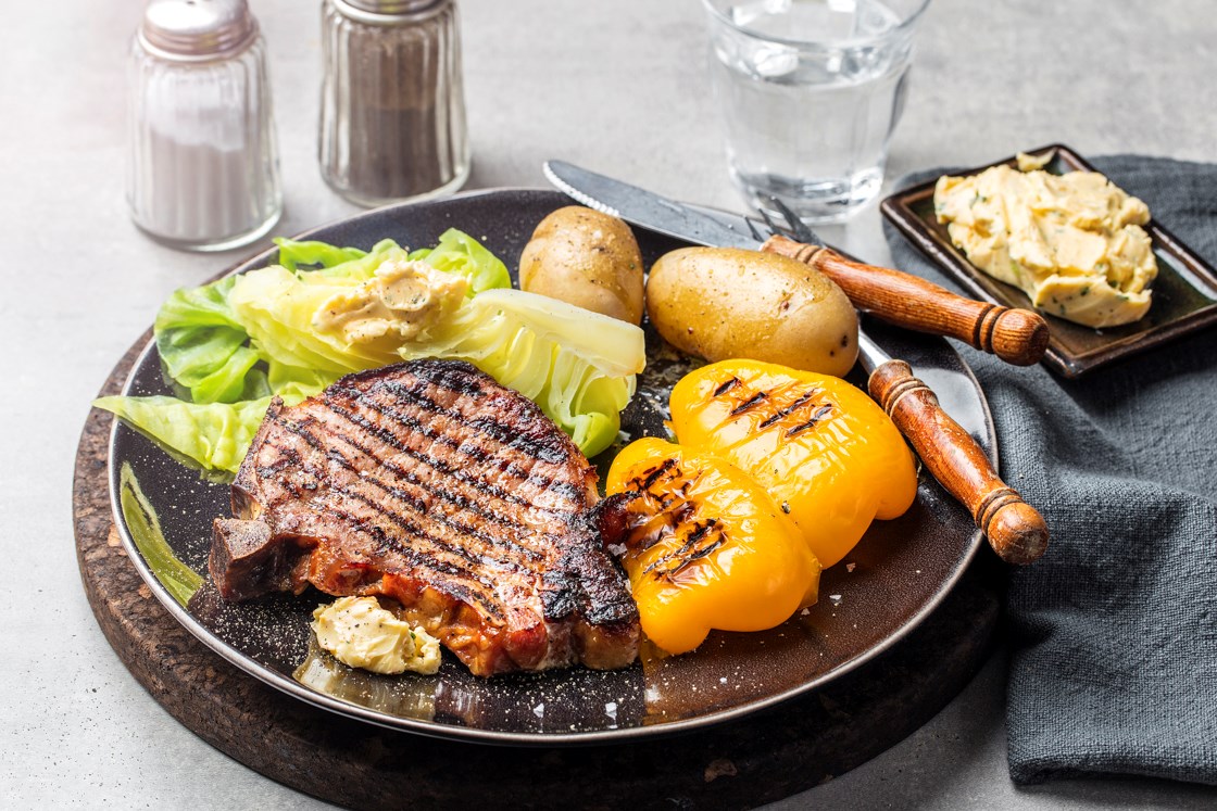 Grillede svinenakke med dampet nykål