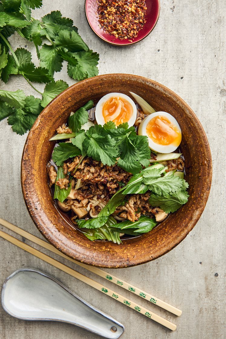 Pork ramen - Nudelsoppa med chilistekt fläskfärs, löskokt ägg och koriander