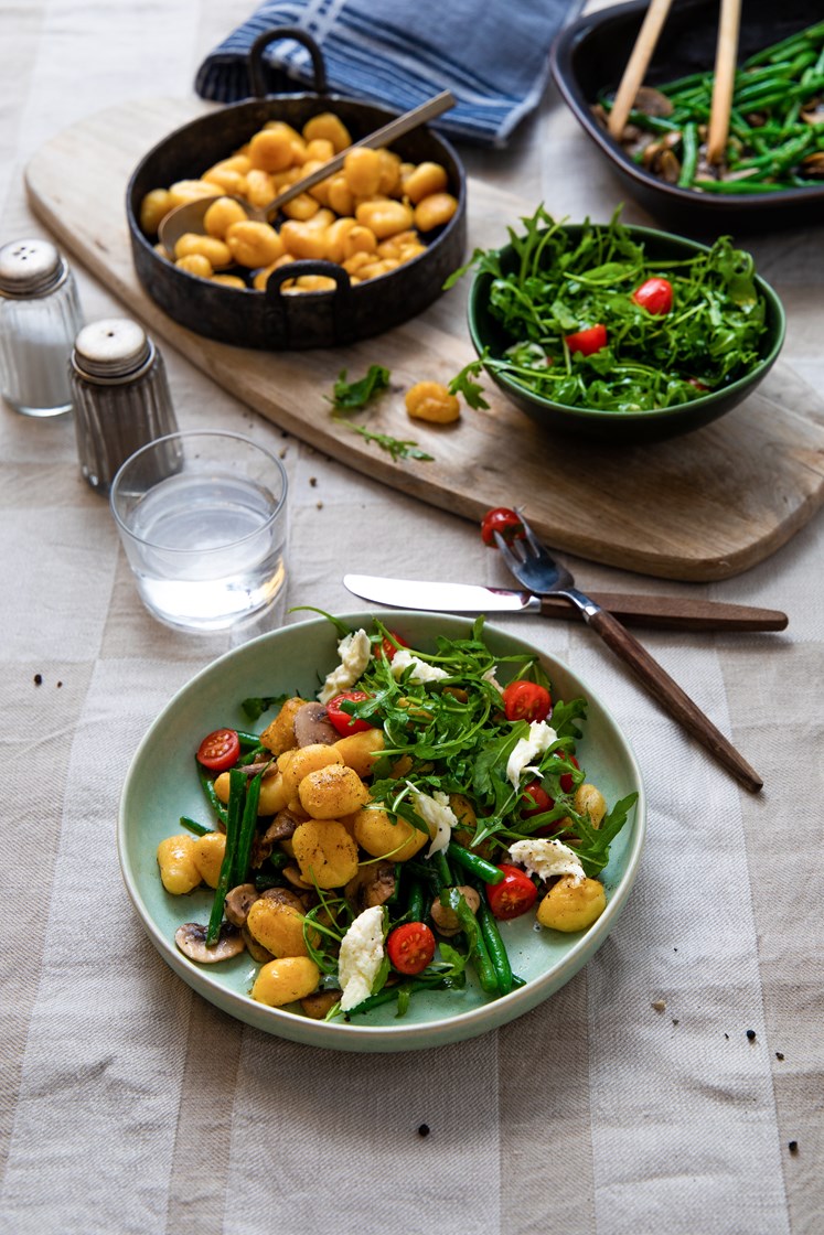 Gnocchi med aromasopp og grønne bønner og en ruccola- og mozzarellasalat