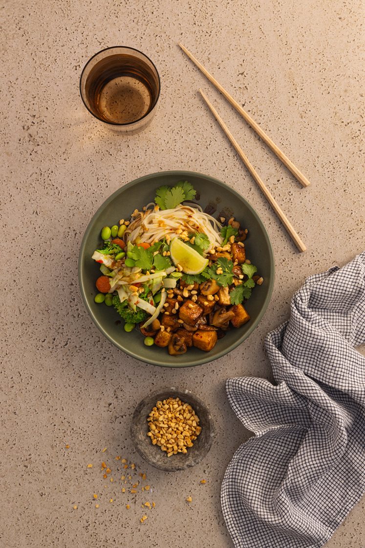 Nudelwok med soyaglasert tofu, aromasopp og koriander