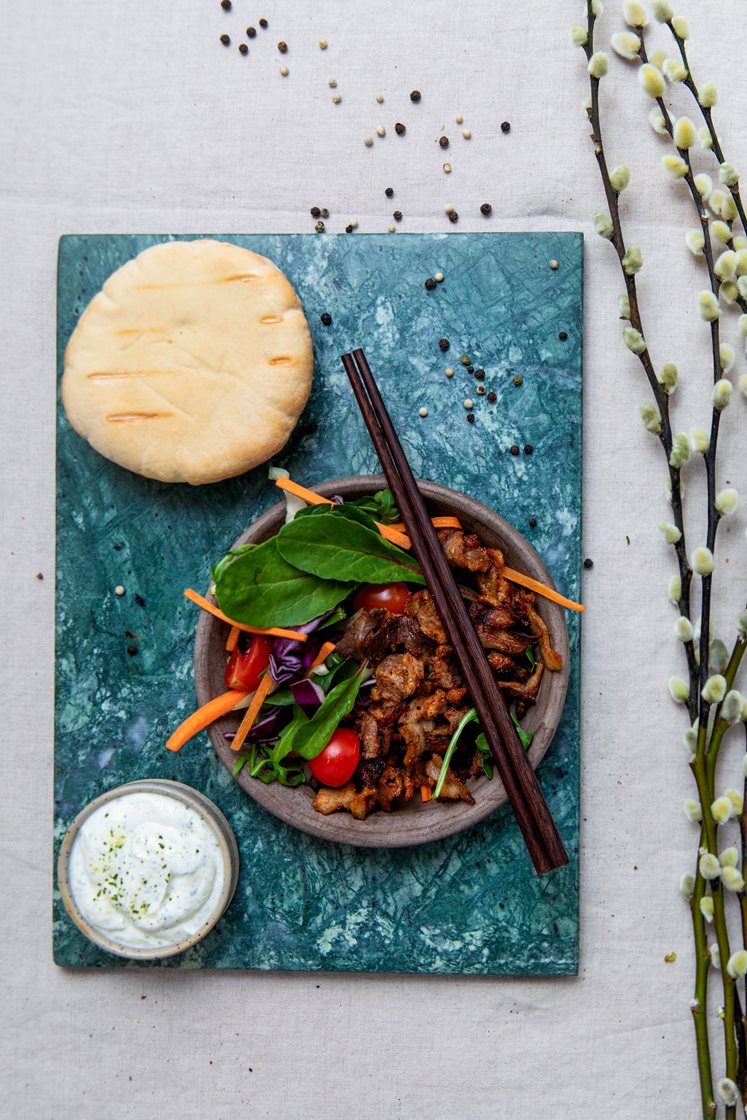 Grillet gyroskjøtt med frisk råkostsalat, tzatzikidressing og varme brød