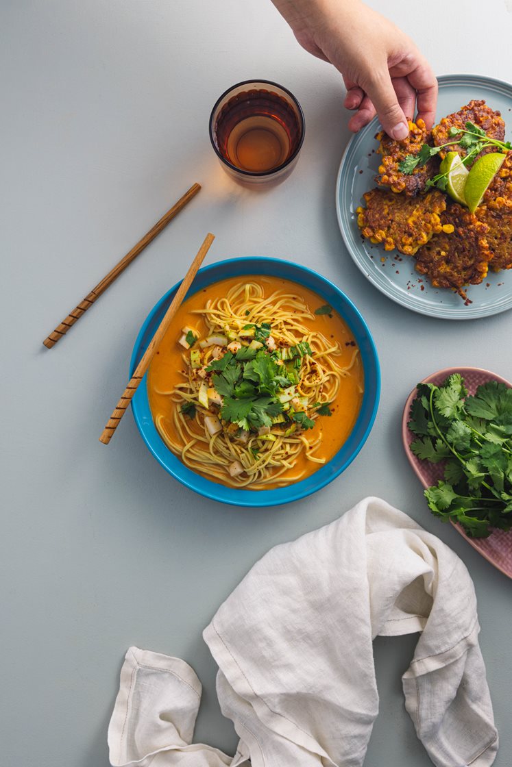 Spicy peanut soup med nudler, kinaradise og bhajji løgfritter med majs