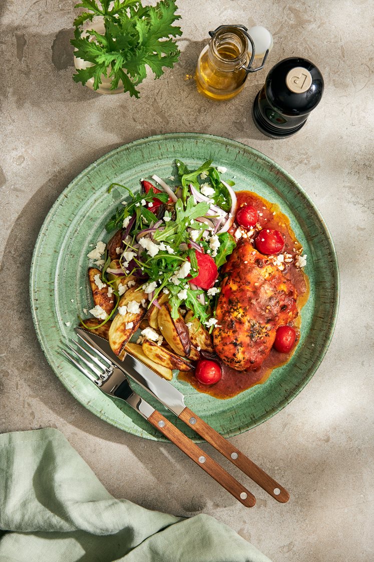 Örtstekt kyckling med patatas bravas, paprika och fetaost