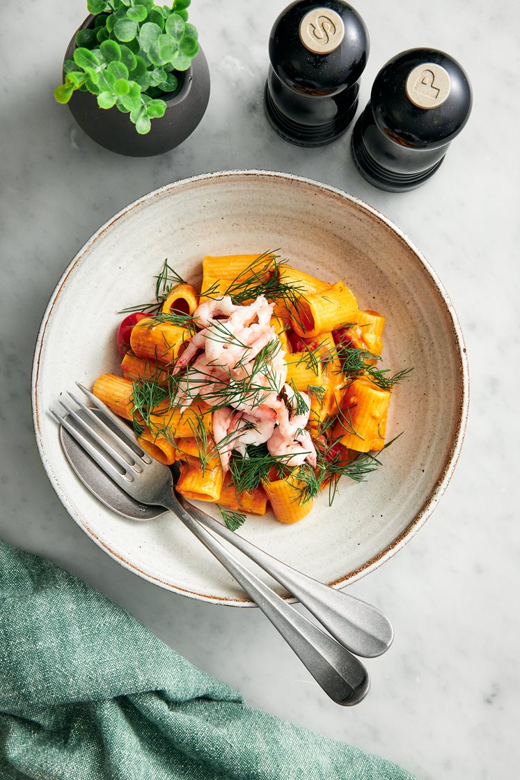 Räkpasta med curry, tomat och dill