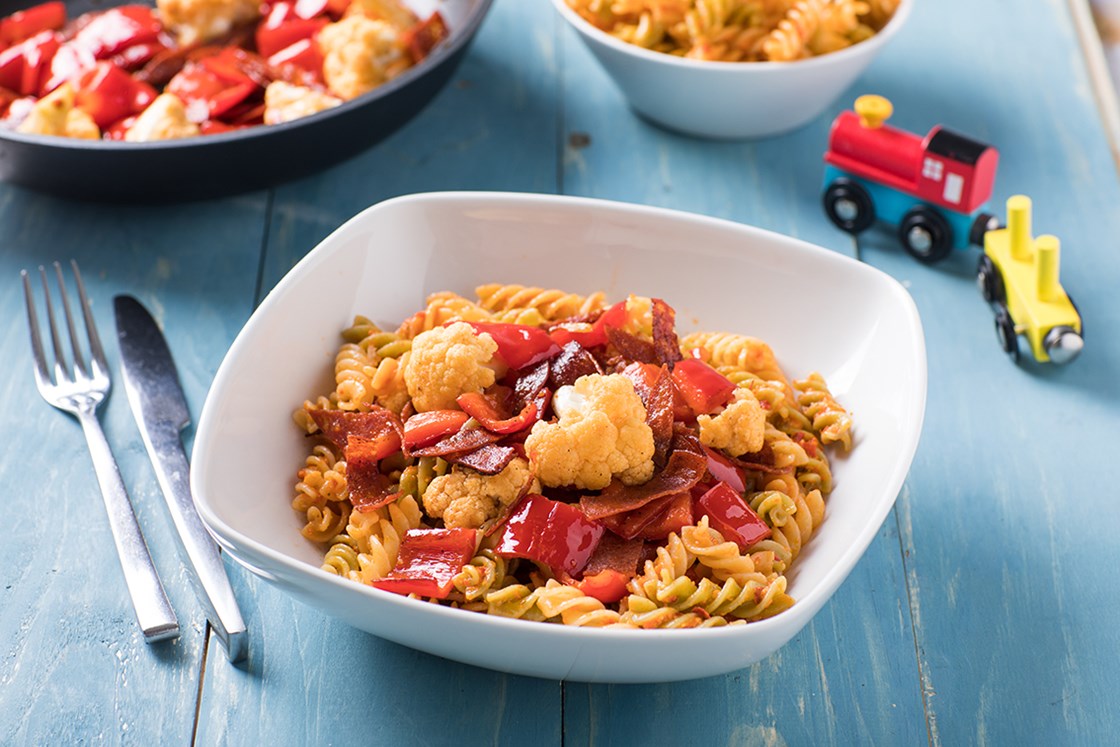 Pasta fusilli med pepperoni og paprika