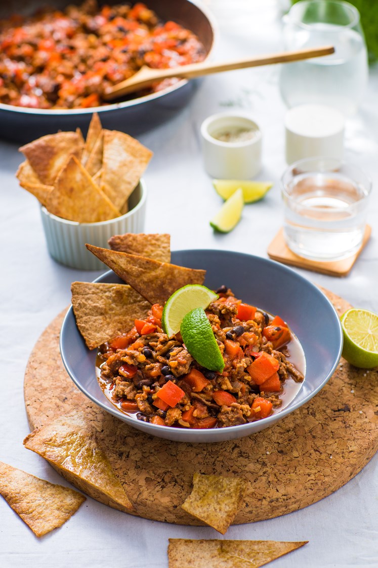 Chili con carne med sprøstekte fullkornstortillaer